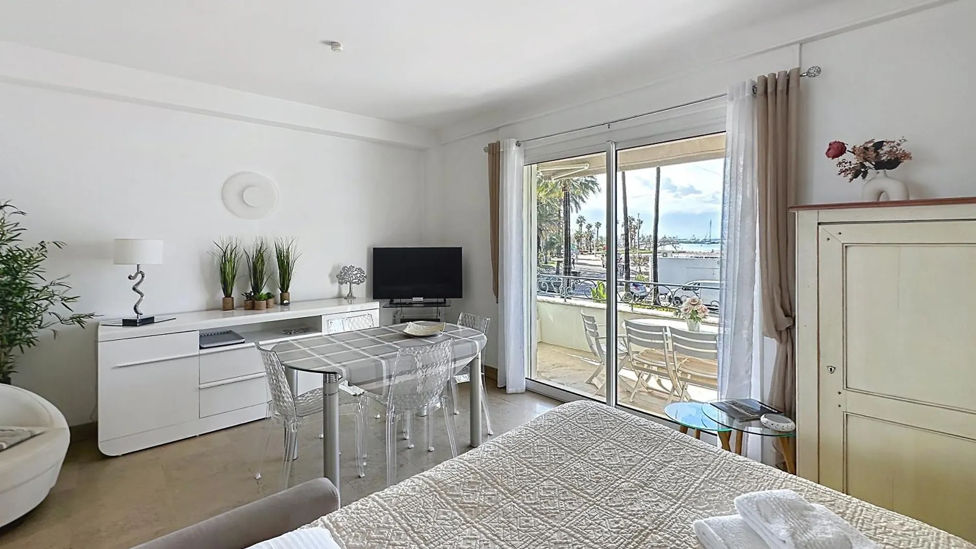 קאן 1-Bedroom Apartment With Sea View On La Croisette